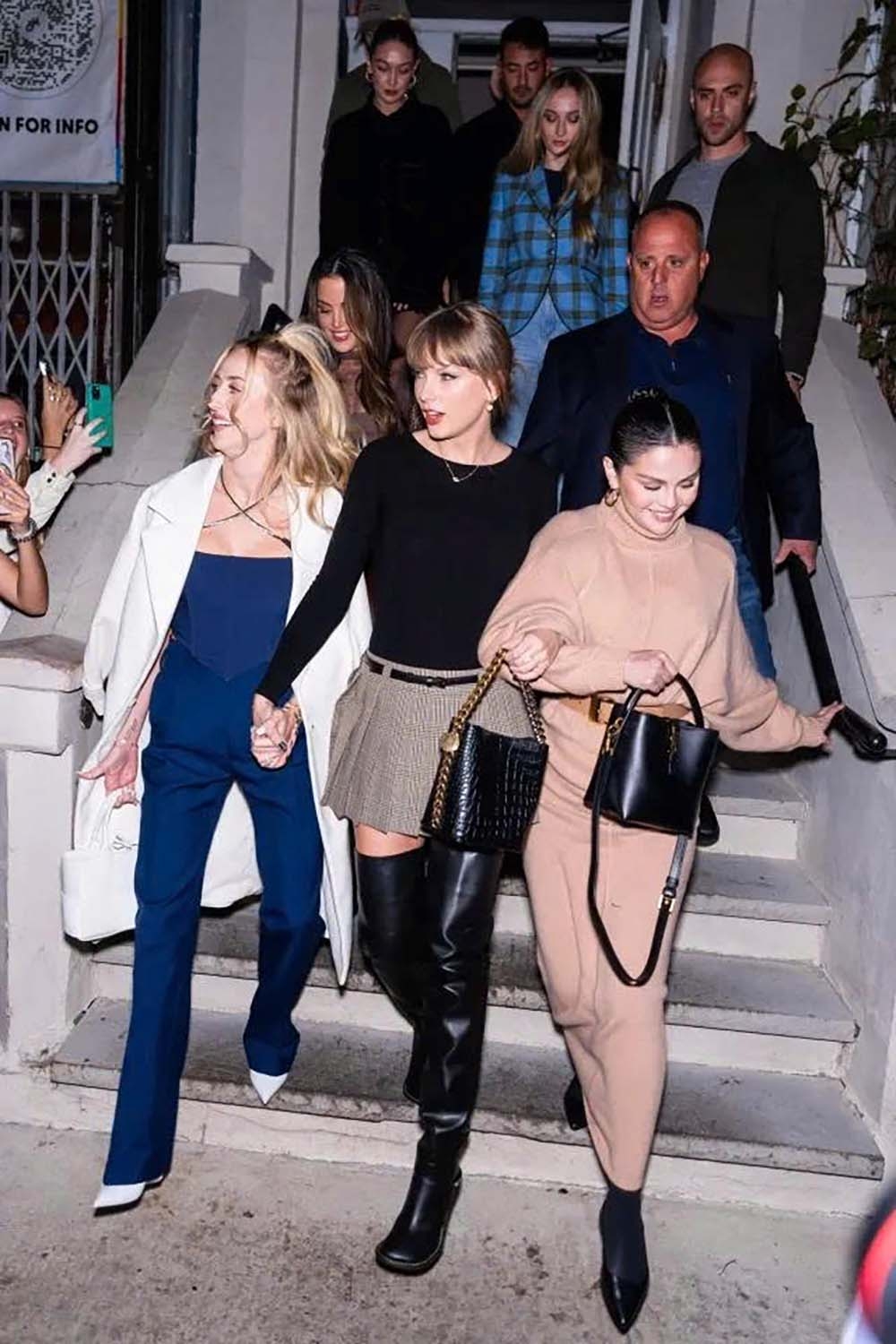 Taylor Swift đi ăn cùng hội bạn thân gồm Selena Gomez, Brittany Mahomes, Gigi Hadid và Sophie Turner. Ảnh: The Sun