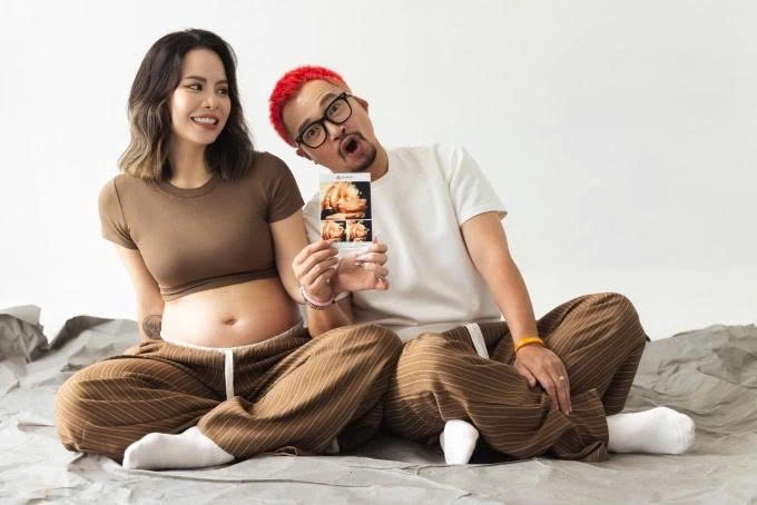 Dancer Gia Linh, vợ rapper Hà Lê, sinh con gái đầu lòng tại một bệnh viện ở Hà Nội. Con gái cặp nghệ sĩ tên Chiêu Linh, chào đời nặng 3,2 kg. Gia Linh cho biết cô còn mệt sau ca sinh thường nhưng tinh thần phấn chấn vì có ông xã túc trực chăm sóc.