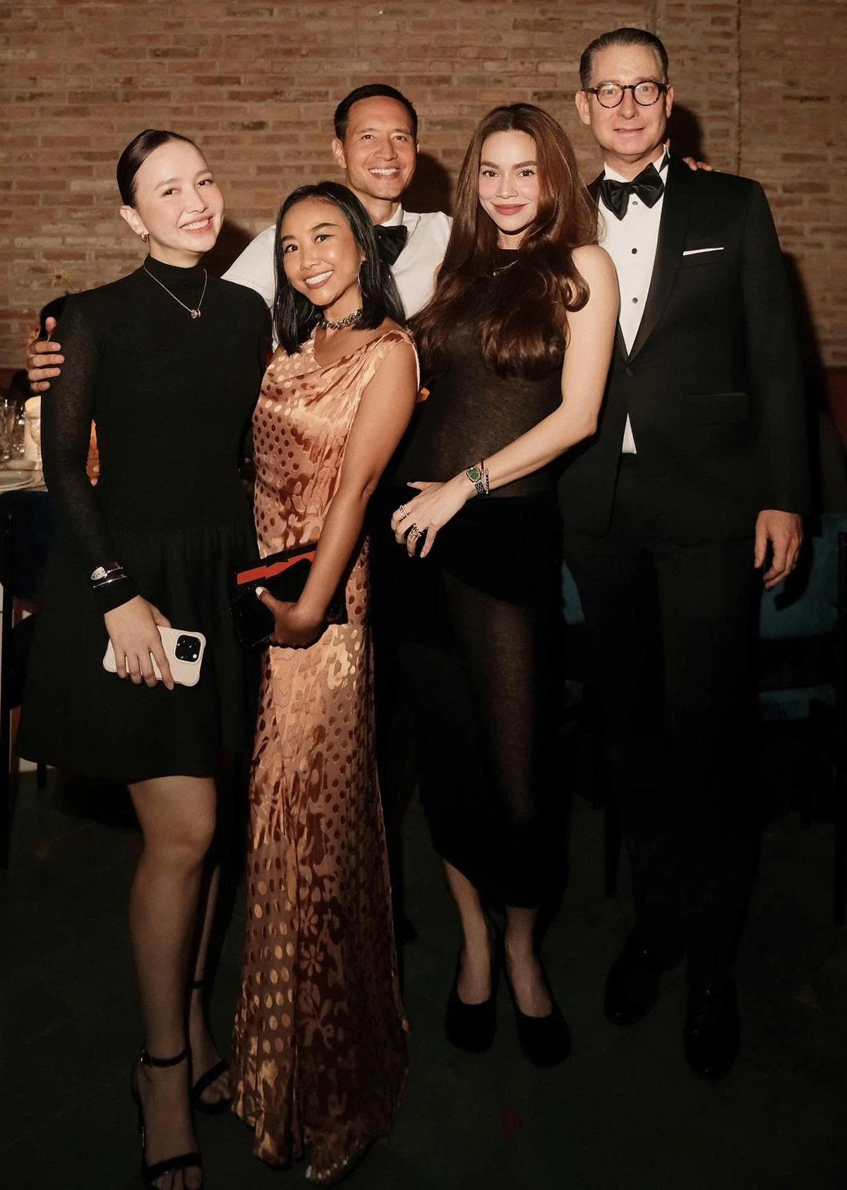 Hồ Ngọc Hà, Đoan Trang cùng hai ông xã có dịp tụ họp cùng một số bạn bè trong sự kiện tại TP.HCM.