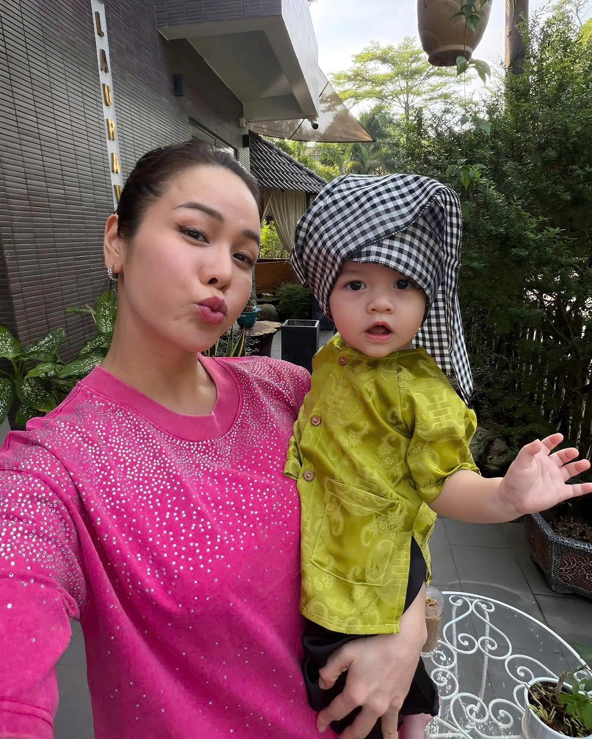 Con gái Nhật Kim Anh được mẹ cho đội khăn rằn, mặc đồ bà ba, hóa than thành cô nông dân nhí ngộ nghĩnh, đáng yêu.