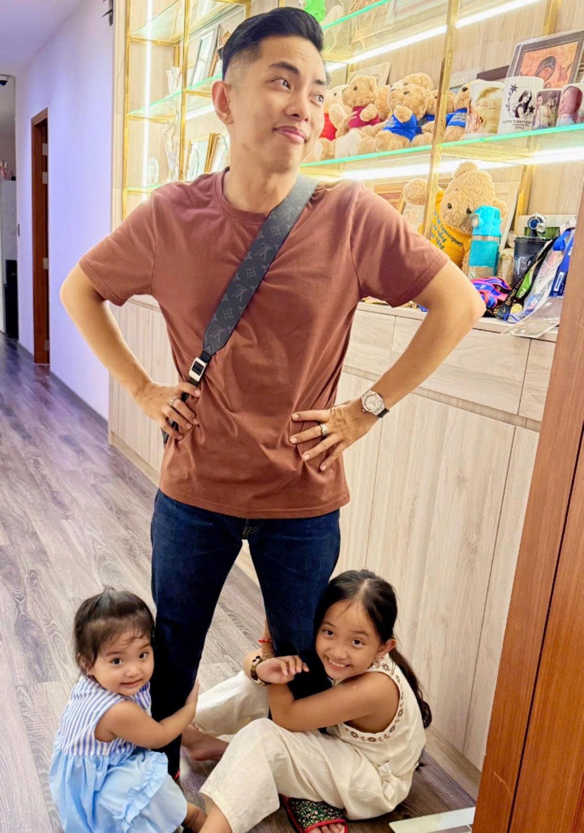 Phan Hiển biểu cảm “bế tắc” vì bị hai con gái ôm chân, không cho ra khỏi nhà.