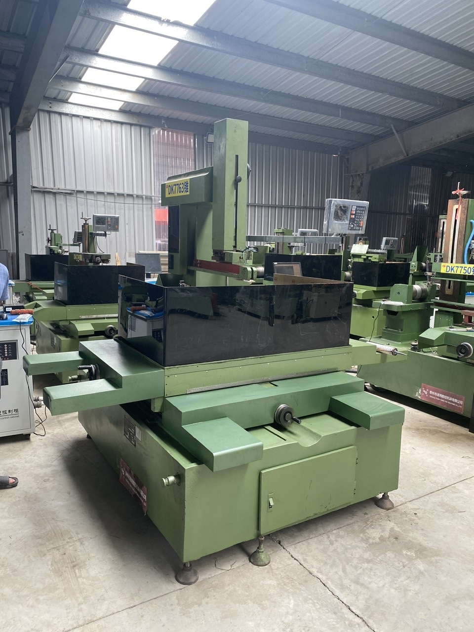 Máy móc thiết bị cũ liên quan đến vụ án.