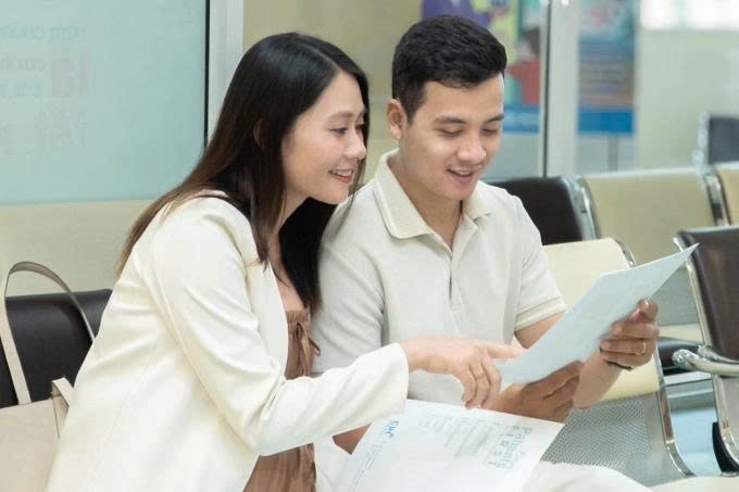 Diễn viên Thanh Hiền được chồng đưa đi khám thai và cảm thấy rất hạnh phúc vì em bé có nhiều nét giống con gái đầu lòng Grammy.