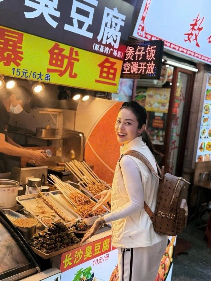 Hoa hậu Jennifer Phạm phấn khích khi trở lại Trung Quốc ăn món đậu hũ thối yêu thích.