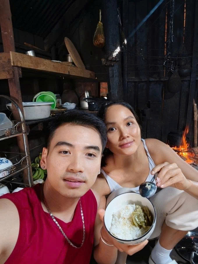 Nhiếp ảnh Tuấn Khôi đăng khoảnh khắc H'Hen Niê mặt mộc, ăn cơm bên bếp lửa và viết: "Vẻ đẹp của người mẹ sau sinh không nằm ở ngoại hình hoàn hảo. Nó nằm ở sự hy sinh âm thầm, ở những đêm dài bế con, ở sự mạnh mẽ mà chỉ người phụ nữ khi làm mẹ mới có".