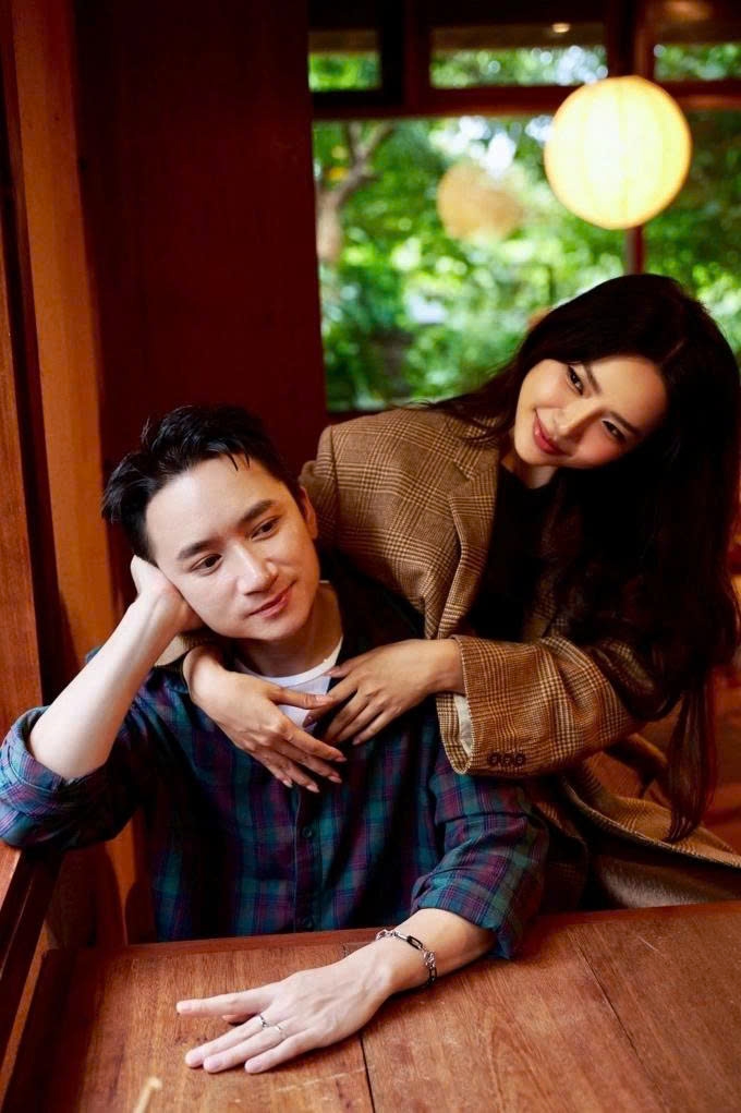 Vợ chồng Phan Mạnh Quỳnh - Khánh Vy kỷ niệm 10 năm bên nhau. Bà xã của Phan Mạnh Quỳnh bày tỏ: “Cảm ơn chồng đã đến, cùng nhau lớn lên, cùng nhau xây dựng một gia đình nhỏ để có em bé Ốc hiện diện ngày hôm nay. Chúc mừng 10 năm đầu tiên của chúng ta”.