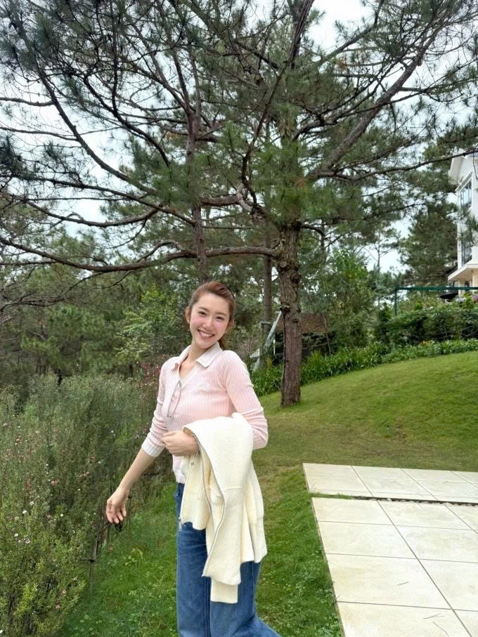 Sau khi công khai tin đã chia tay Võ Cảnh, Thúy Ngân đăng ảnh đi du lịch Đà Lạt và viết: "Chào tháng mới mát lành. Chào những điều chân thành và giản dị. Chào năng lượng tích cực và yêu đời".