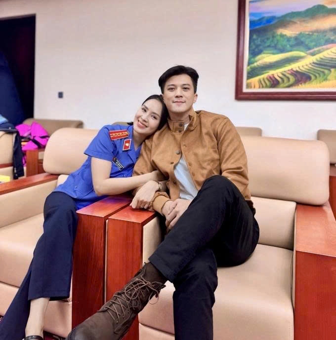 Hà Việt Dũng, Hồng Diễm thân thiết ở hậu trường phim “Lằn ranh”. Trong phim, họ vào vai vợ chồng thường xuyên xích mích, cãi vã vì thiếu sự thấu hiểu.