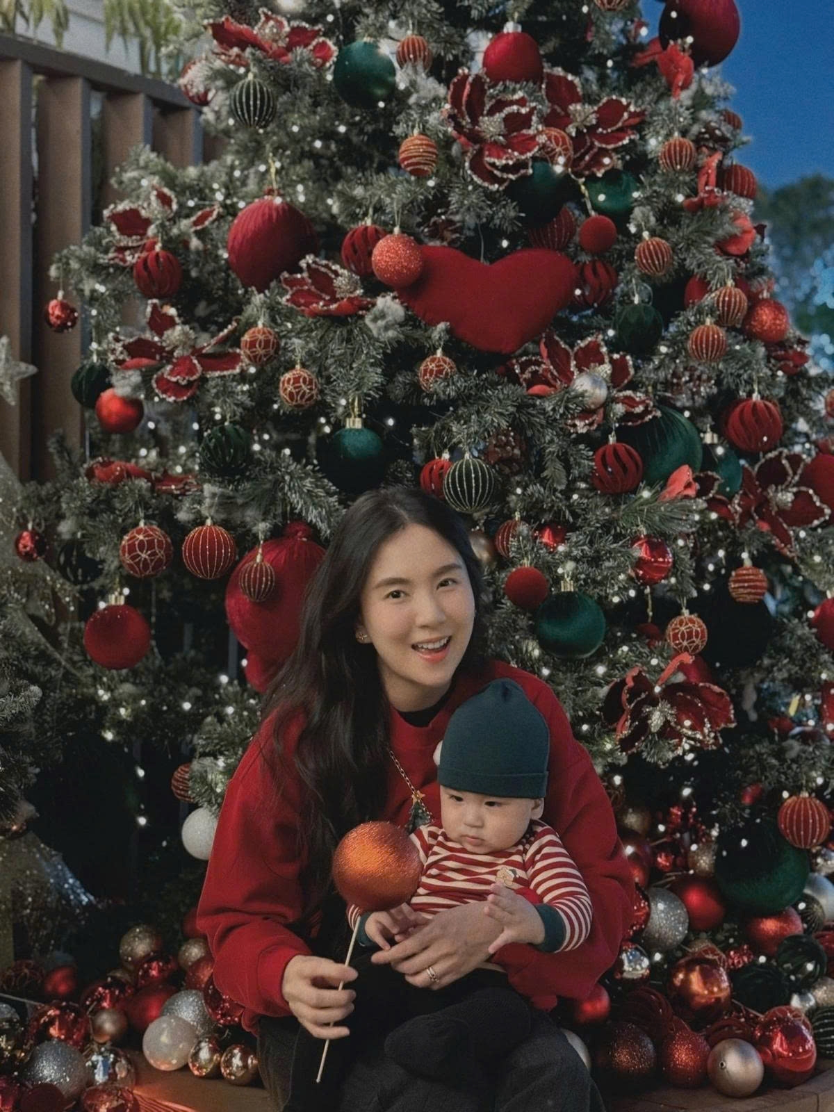 MC Mai Ngọc bế con trai tận hưởng không khí Giáng sinh gần kề.