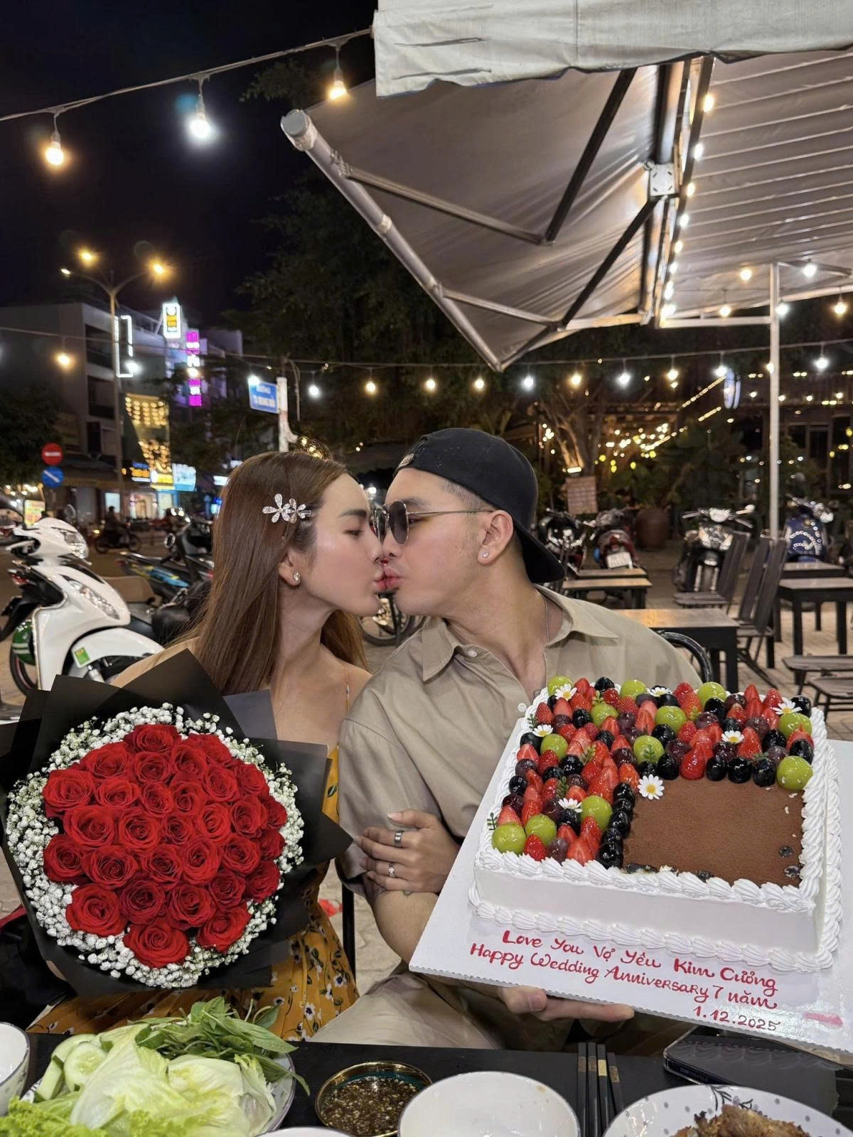 Ca sĩ Ưng Hoàng Phúc và bà xã Kim Cương cũng mừng cột mốc 7 năm về chung nhà.