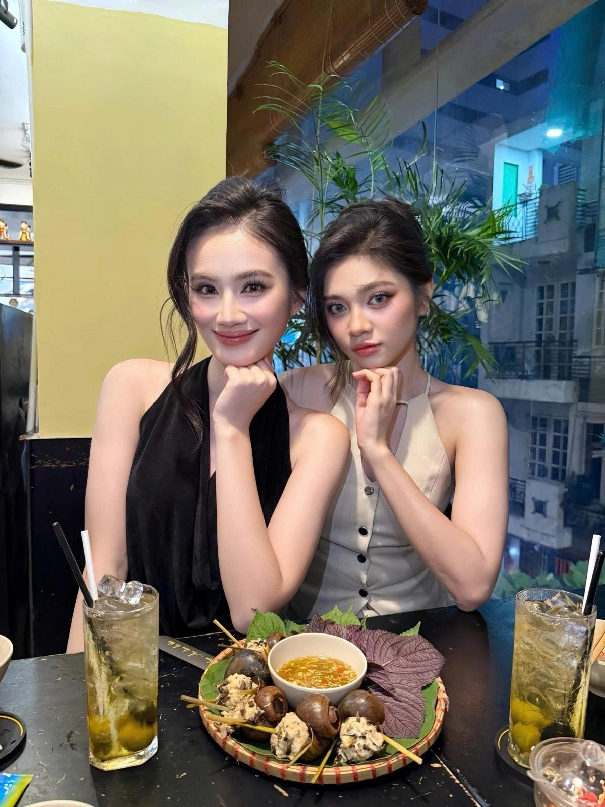 Hoa hậu Ý Nhi (trái) đi ăn tối cùng á hậu Minh Kiên sau khi trở về từ Australia.