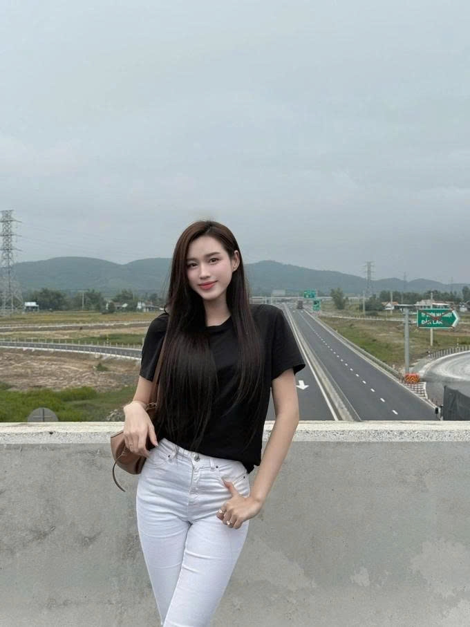 Hoa hậu Đỗ Thị Hà được khen diện đồ đơn giản nhưng vẫn thu hút trong bức hình thể hiện “tay nghề” chụp hình của doanh nhân Viết Vương. Người đẹp đăng bức hình được ông xã chụp trên con đường cao tốc do tập đoàn Sơn Hải đang thi công.