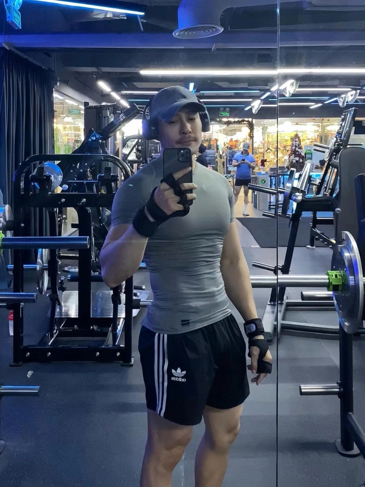 Diễn viên Trương Thanh Long khoe hình thể vạm vỡ, thành quả của nhiều năm tập gym.