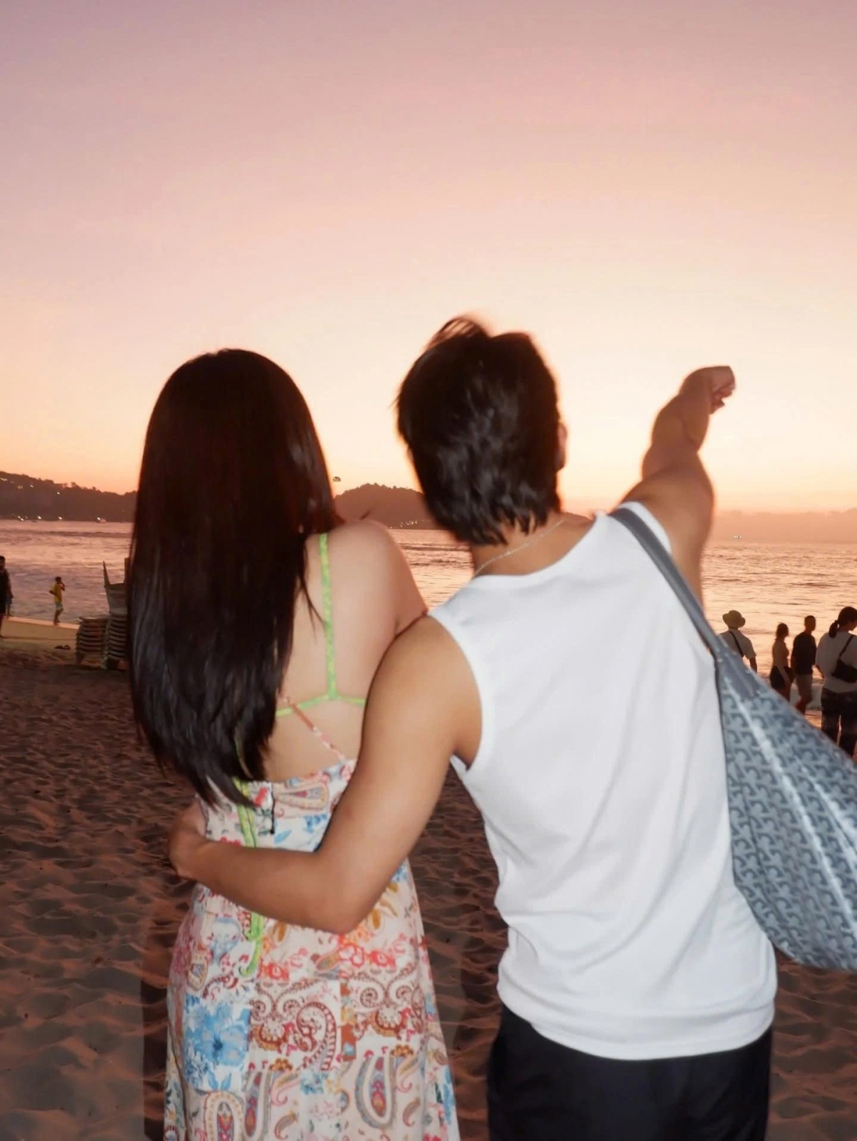 Quỳnh Anh Shyn đăng tải loạt ảnh của cô cùng nhóm bạn trong chuyến đi nghỉ dưỡng ở Thái Lan. Đáng chú ý, ở bức ảnh cuối cùng trong bộ hình, Quỳnh Anh Shyn chia sẻ khoảnh khắc Tăng Duy Tân vòng tay ôm eo Bích Phương khi cùng ngắm hoàng hôn.