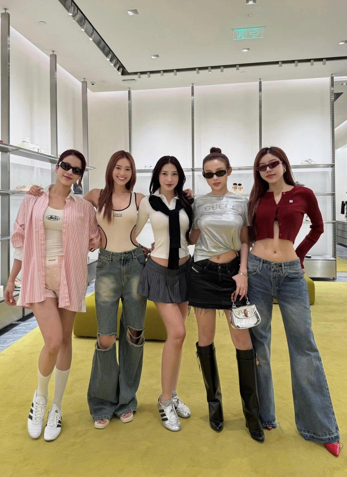 Nhóm bạn “Chị đẹp” chúc mừng sinh nhật Khổng Tú Quỳnh.