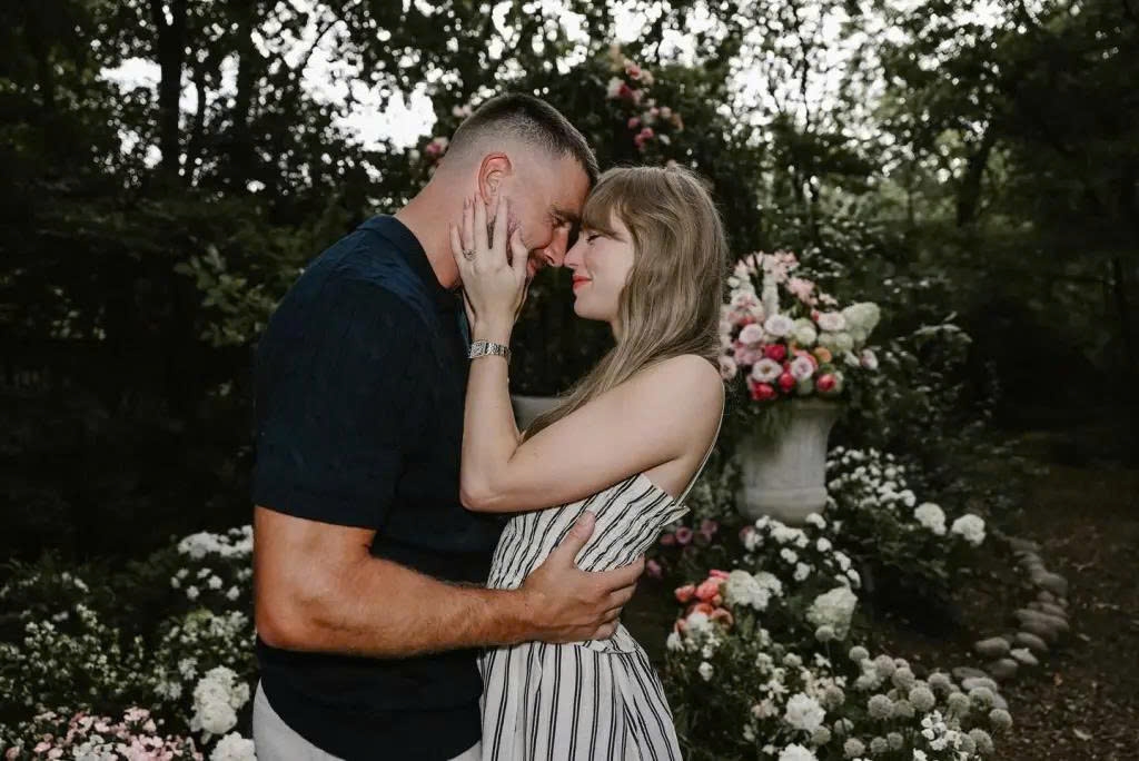 Taylor Swift và cầu thủ bóng bầu dục Travis Kelce đính hôn vào tháng 8/2025 (Ảnh: Instagram)