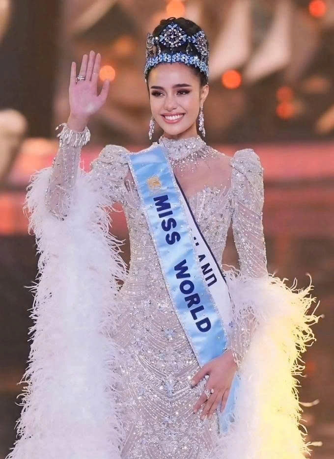 Chung kết Miss World (Hoa hậu Thế giới) 2025 tìm ra chủ nhân chiếc vương miện danh giá thuộc về đại diện Thái Lan – Suchata Chuangsri. Người đẹp sở hữu chiều cao 1,8 m, ngoại hình thu hút cùng nền tảng học vấn vững chắc – là sinh viên ngành Luật – Quan hệ quốc tế tại Đại học Thammasat. Cô từng đoạt Á hậu 2 tại Hoa hậu Hoàn vũ Thái Lan 2022, đăng quang Hoa hậu Hoàn vũ Thái Lan 2024, và từng giành danh hiệu Á hậu 3 Hoa hậu Hoàn vũ 2024 trước khi bị tước danh hiệu do tham gia Miss World.