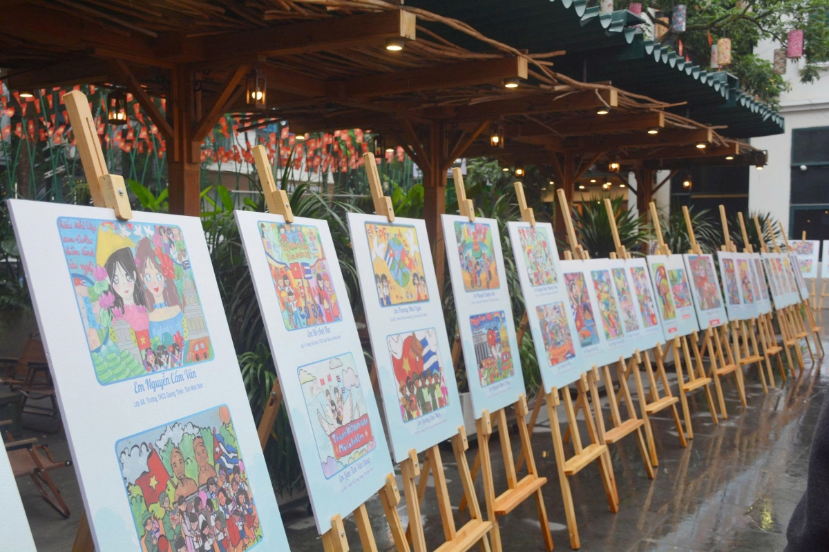 Các bức tranh do thiếu nhi Việt Nam vẽ về mối quan hệ thủy chung gắn bó giữa Việt Nam và Cuba. Ảnh: QĐND