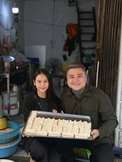 Ca sĩ Vũ Duy Khánh túc trực tại quán bún đậu mắm tôm của bà xã, vũ công Phương Anh, hỗ trợ cô đón khách, bưng bê và thu tiền. Anh cho biết bà xã dành nhiều tâm huyết cho lần khởi nghiệp này, khiến anh vừa thương, vừa nể phục.