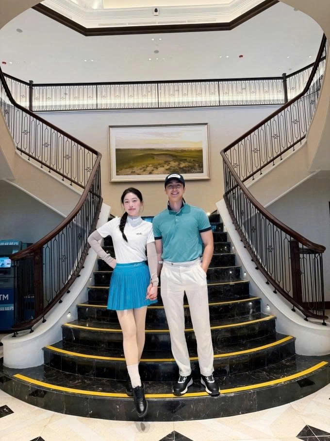 Vợ chồng diễn viên Bình An - á hậu Phương Nga diện đồ đồng điệu đi tập golf.