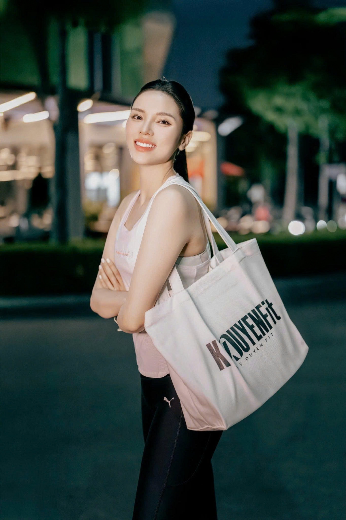 Hoa hậu Kỳ Duyên trong trang phục thể thao, khoe body khỏe khoắn, không mỡ thừa khi luyện tập.