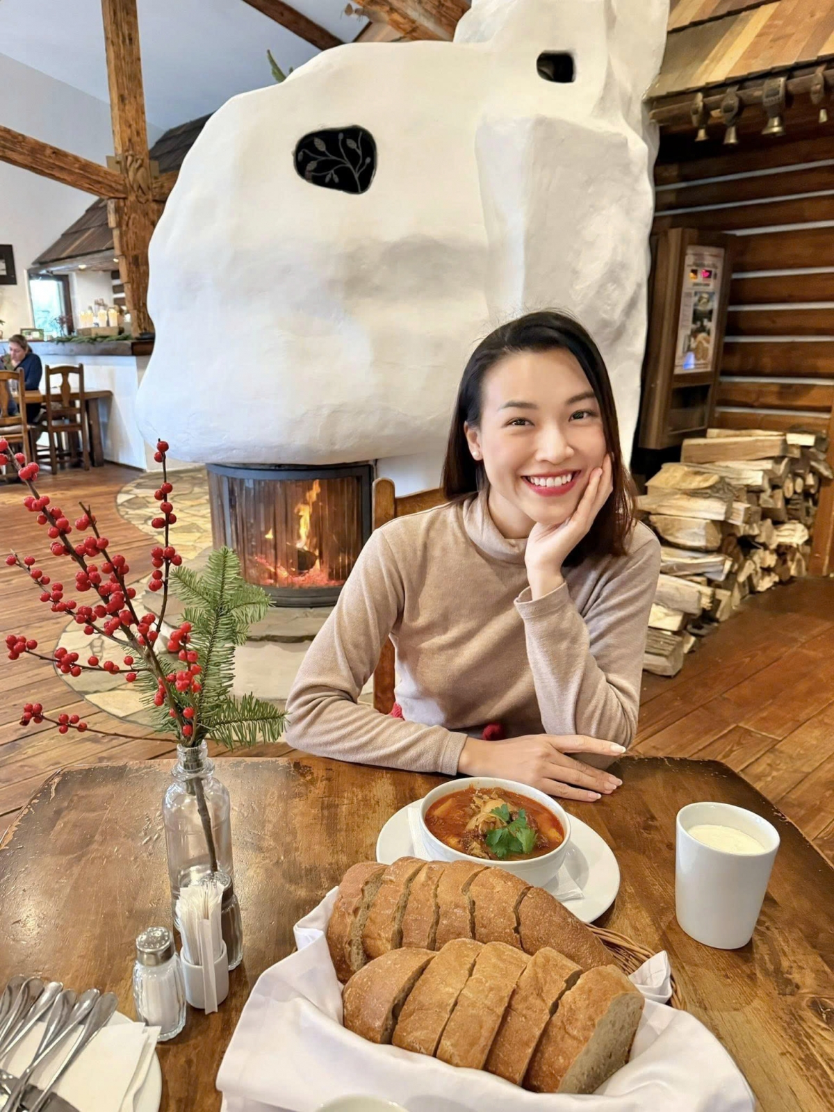 MC Hoàng Oanh tận hưởng cái rét 3 độ C ở Slovakia.