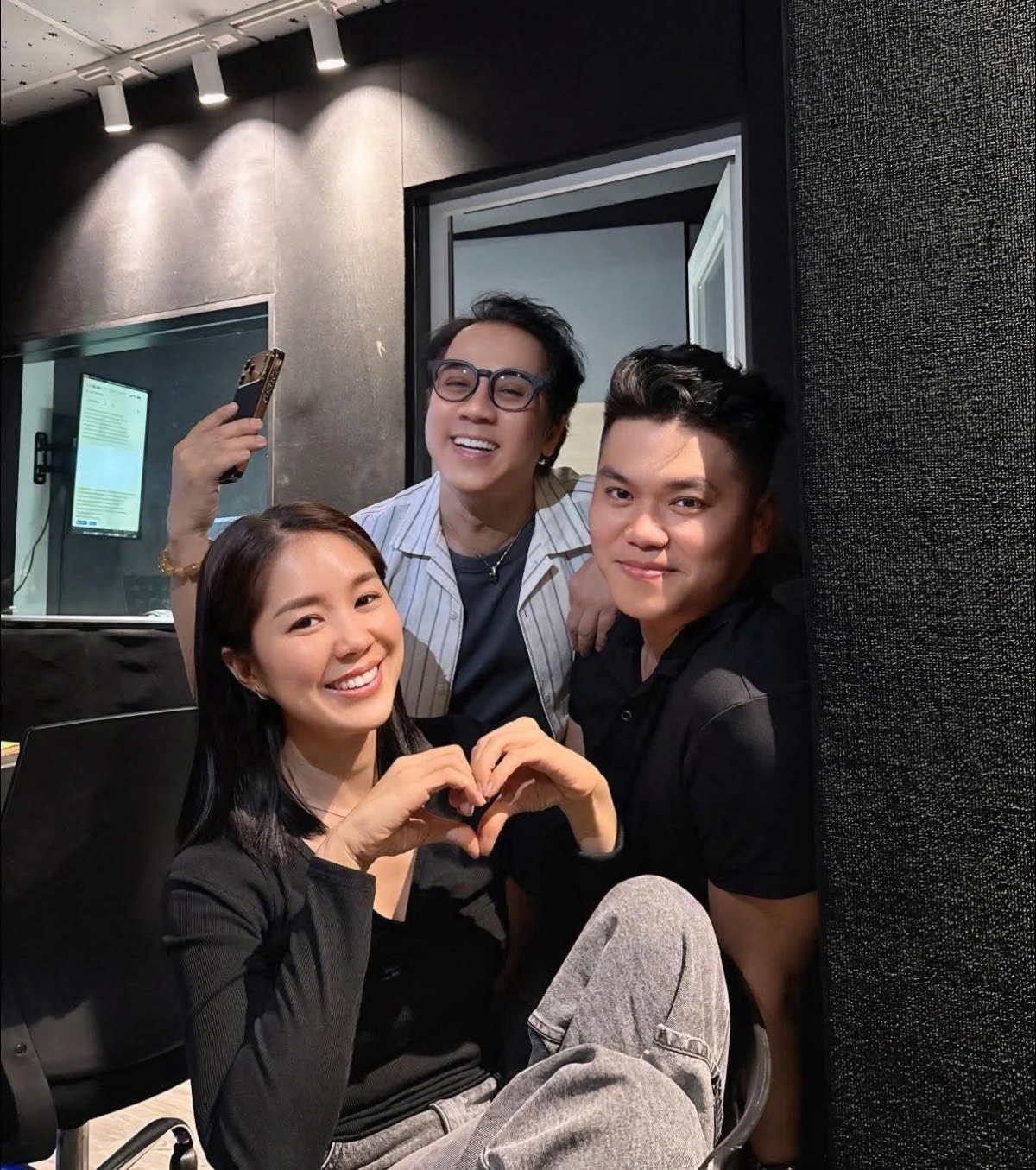 Nghệ sĩ Thành Lộc cùng vợ chồng diễn viên Lê Phương - ca sĩ Trung Kiên thu âm ca khúc chủ đề cho vở kịch mới sắp công diễn.