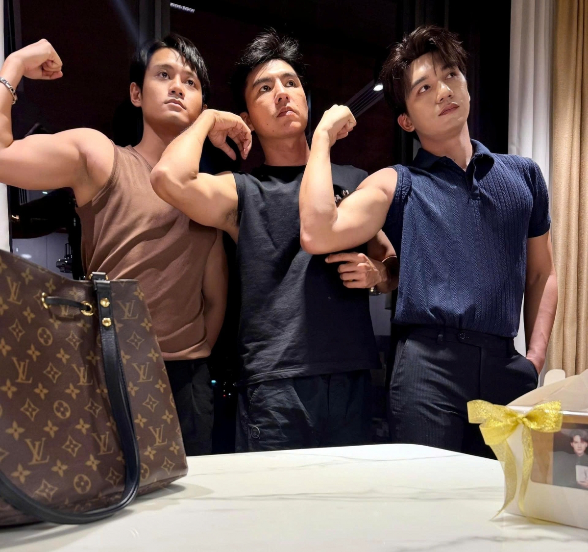 Ba mỹ nam phim "Mưa đỏ" Steven Nguyễn, Đỗ Nhật Hoàng và Đình Khang khoe bắp tay.