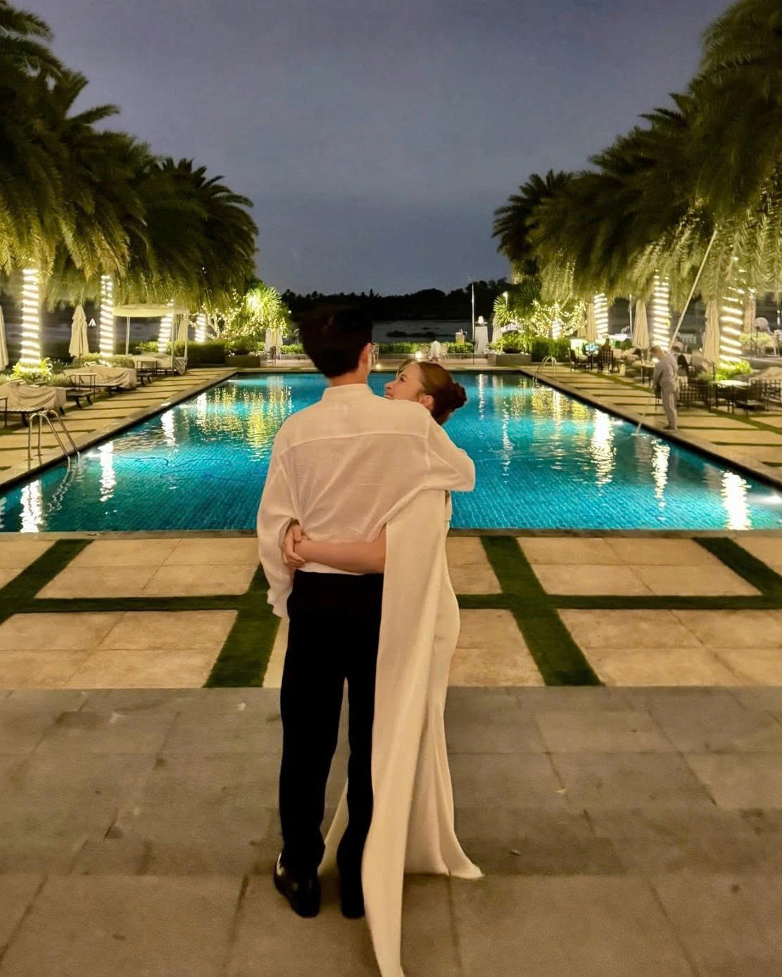 Đông Nhi khoe buổi tối lãng mạn bên Ông Cao Thắng. Họ được khán giả khen tình tứ như lúc mới hẹn hò.