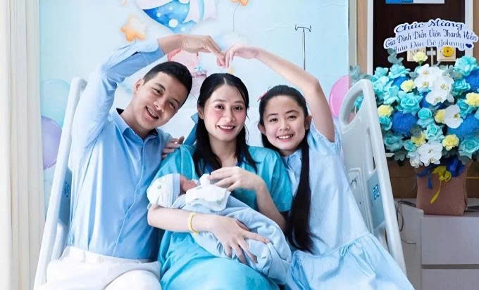 Diễn viên Thanh Hiền cho biết ông xã Thanh Long khóc vì xúc động khi được lên chức bố, đón con trai chào đời tại một bệnh viện ở TP.HCM. Em bé thứ hai của diễn viên chào đời với cân nặng 3,1 kg, được đặt tên là Johnny.