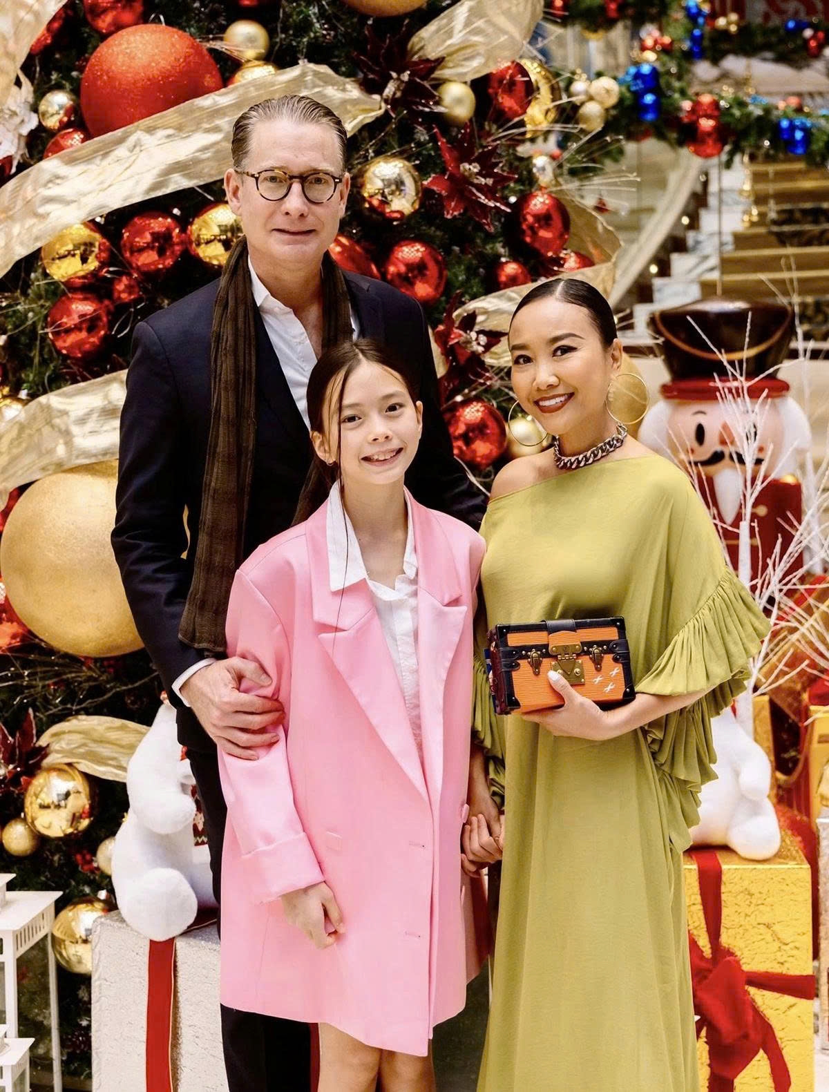 Gia đình ca sĩ Đoan Trang hào hứng tham gia thắp sáng cây thông Noel ở một khách sạn 5 sao tại TP.HCM.