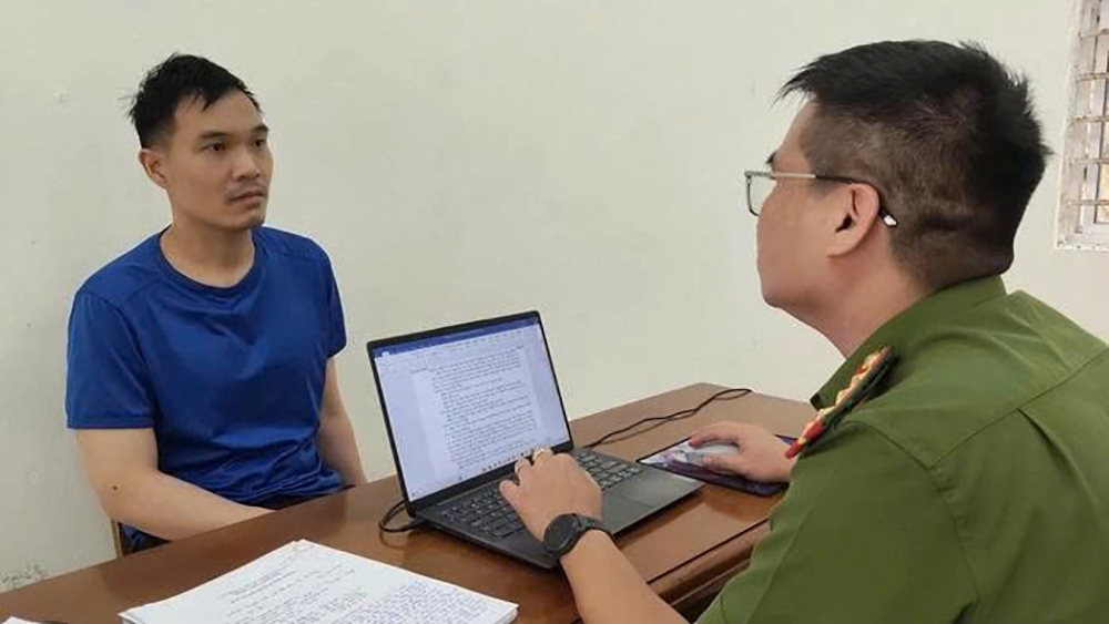 Vũ Hiền tại cơ quan công an