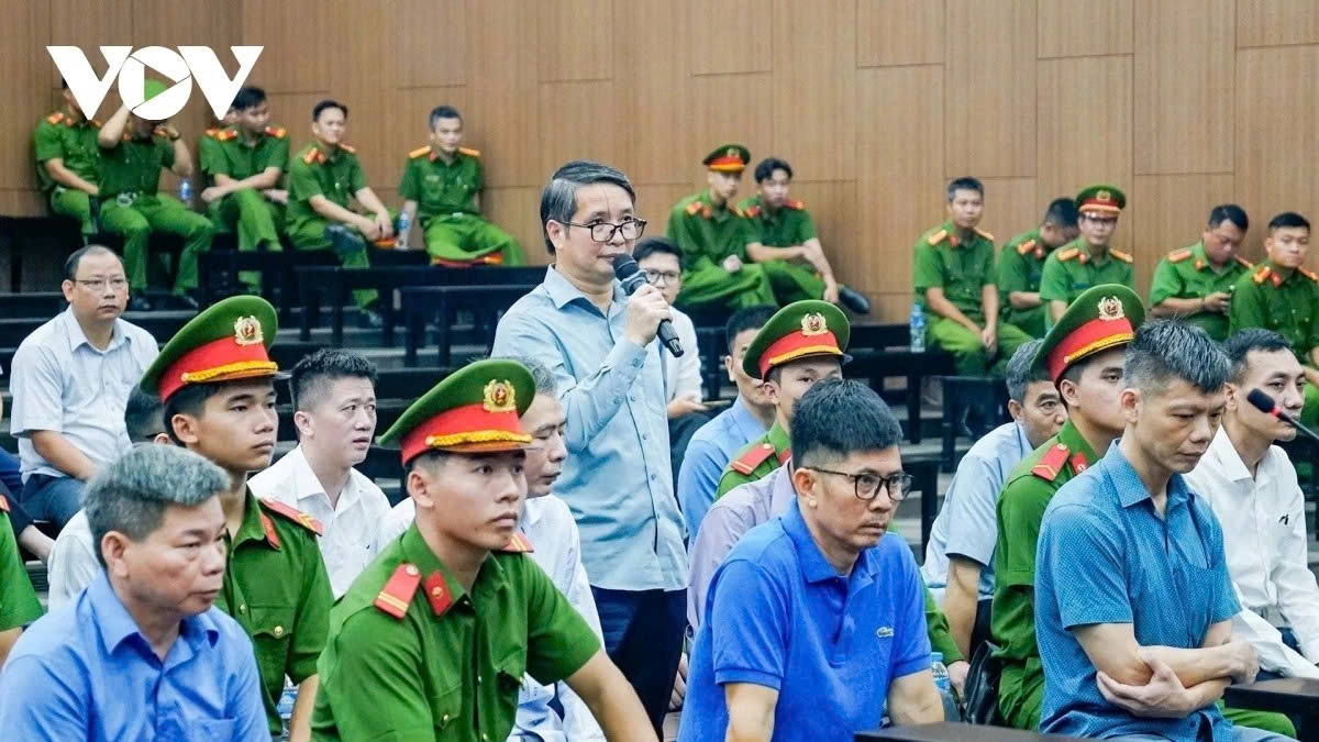 Trong vụ án này, bị cáo Phạm Thái Hà (cựu Phó Chủ nhiệm Văn phòng Quốc hội) nhận mức án 5 năm 6 tháng tù về tội Lợi dụng chức vụ, quyền hạn gây ảnh hưởng đối với người khác để trục lợi. Bị cáo Nguyễn Duy Hưng nhận mức án 10 năm 6 tháng tù về tội Vi phạm quy định về đấu thầu gây hậu quả nghiêm trọng. 