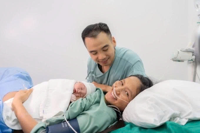 Hoa hậu Hoàn vũ Việt Nam 2017 H'Hen Niê hạ sinh con đầu lòng cùng chồng – nhiếp ảnh gia Tuấn Khôi vào tháng 9/2025. Trên trang cá nhân, H'Hen Niê chia sẻ về hành trình sinh thường đầy thử thách, ví cơn đau như “gãy 8 xương sườn”. Cô viết: “Con biết ơn vì cuộc đời đã cho con được trải qua khoảnh khắc kỳ diệu này. Cả nhà ơi, mẹ tròn con vuông rồi ạ. Khoảnh khắc sao mà thiêng liêng quá”.