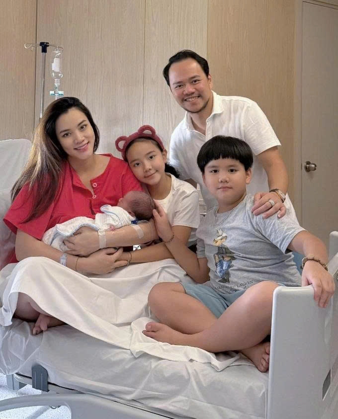 Tháng 6/2025, diễn viên Trang Nhung chào đón con thứ ba là một bé trai, tên thân mật là Panda. Đạo diễn Hoàng Duy - ông xã Trang Nhưng – bày tỏ niềm hạnh phúc vì được làm cha lần thứ ba. Bé Panda đến với vợ chồng Trang Nhung bất ngờ, ngoài dự tính. Hai vợ chồng quan niệm "con cái là trời cho" nên rất vui khi tổ ấm có thêm thiên thần nhỏ.