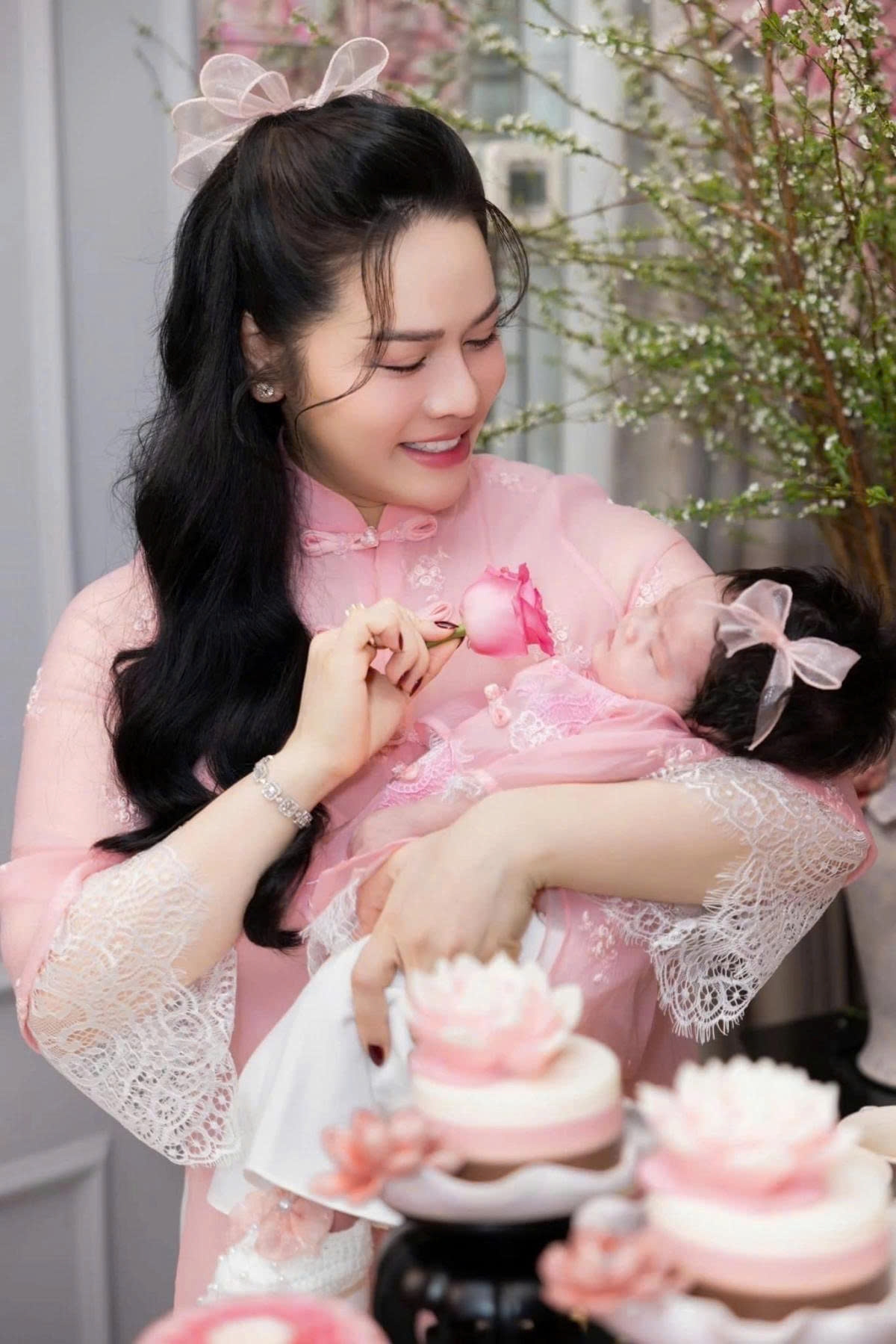 Nhật Kim Anh sinh con gái Julia bằng phương pháp sinh mổ vào tháng 1/2025. Nữ diễn viên tiết lộ đã giảm 14kg sau một tháng sinh con thứ hai. Suốt thời gian mang thai, cô giữ kín thông tin để đảm bảo mọi việc diễn ra suôn sẻ trước khi chia sẻ tin vui với công chúng.