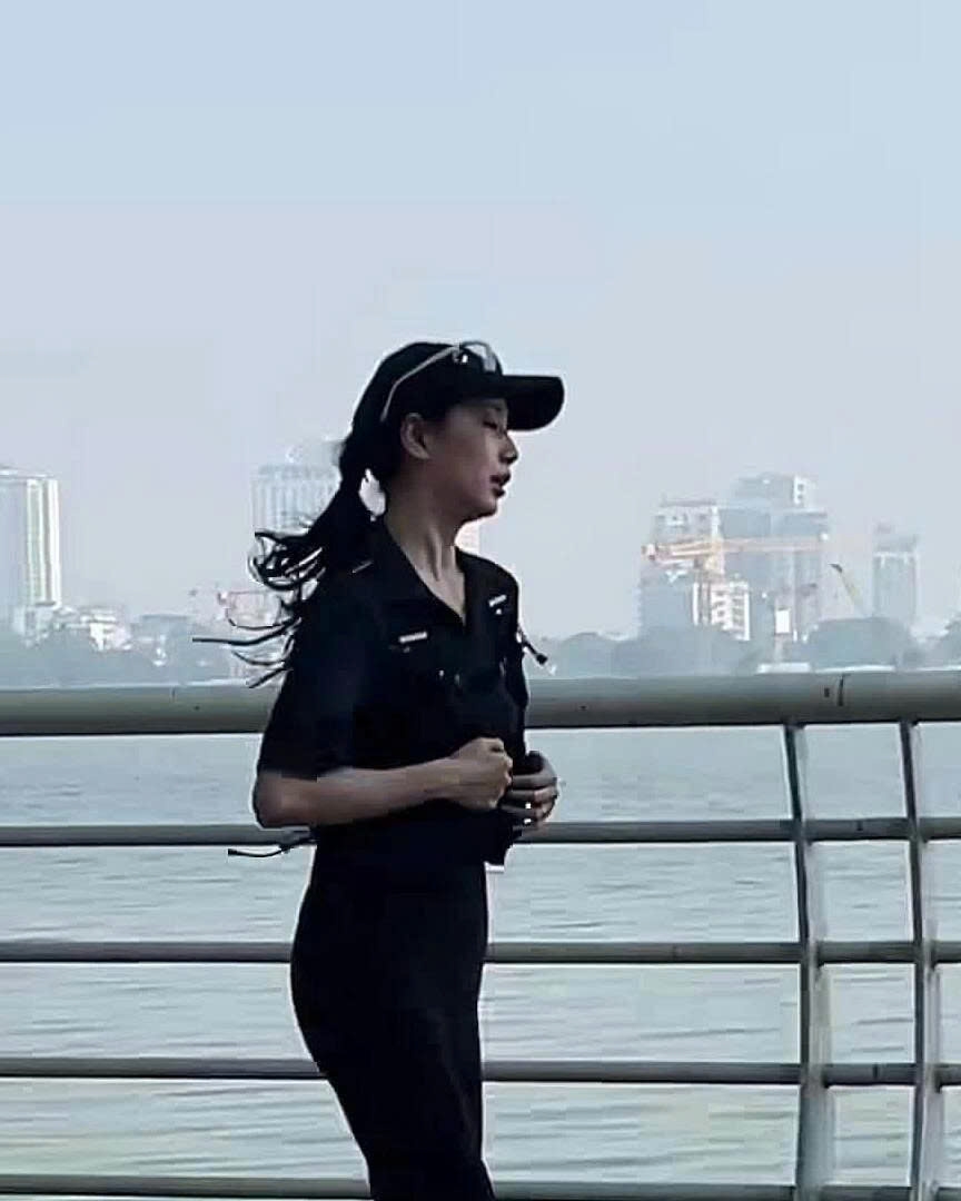 Suzy chạy bộ ở Hồ Tây, Hà Nội (Ảnh cắt từ video)