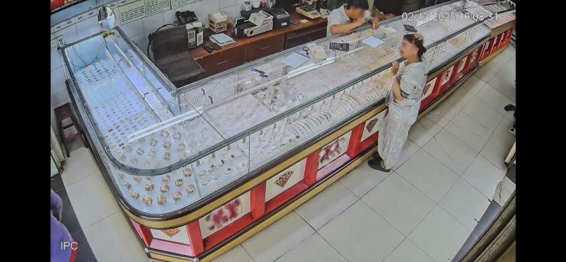 Camera ghi lại thời điểm N.T.H đến bán vàng sau khi trộm được.
