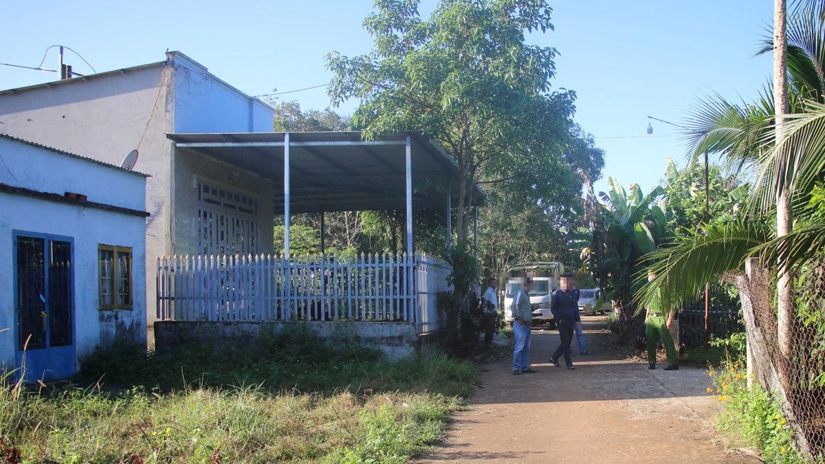 Công an khám nghiệm hiện trường (Ảnh: ĐC)