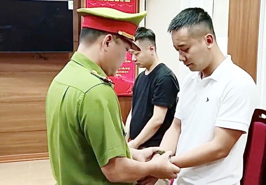 Khởi tố Quang Linh Vlog: Cùng vụ án kẹo rau củ Kera, lực lượng chức năng đã khởi tố, bắt tạm giam Phạm Quang Linh (28 tuổi, tức Quang Linh Vlog). Ở phiên xét xử sơ thẩm, TAND TP.HCM tuyên Quang Linh mức án 2 năm tù về tội danh Lừa dối khách hàng. 