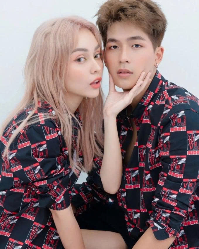 Tháng 2/2025, vào dịp Valentine, ca sĩ MLee xác nhận cô và diễn viên Quốc Anh đã chia tay sau 7 năm gắn bó. Nữ ca sĩ chia sẻ cô đã sống trọn vẹn, hết lòng với người cũ nên không còn gì hối tiếc. MLee và Quốc Anh được cộng đồng mạng tích cực "đẩy thuyền" sau một chương trình thực tế vào năm 2019. Cặp đôi vướng nghi vấn tình cảm khi liên tục có những tương tác thân thiết. Trong suốt thời gian yêu nhau, cặp đôi giữ kín chuyện tình cảm với khán giả. Họ chỉ giới thiệu nhau với cộng sự, người thân trong 7 năm yêu.