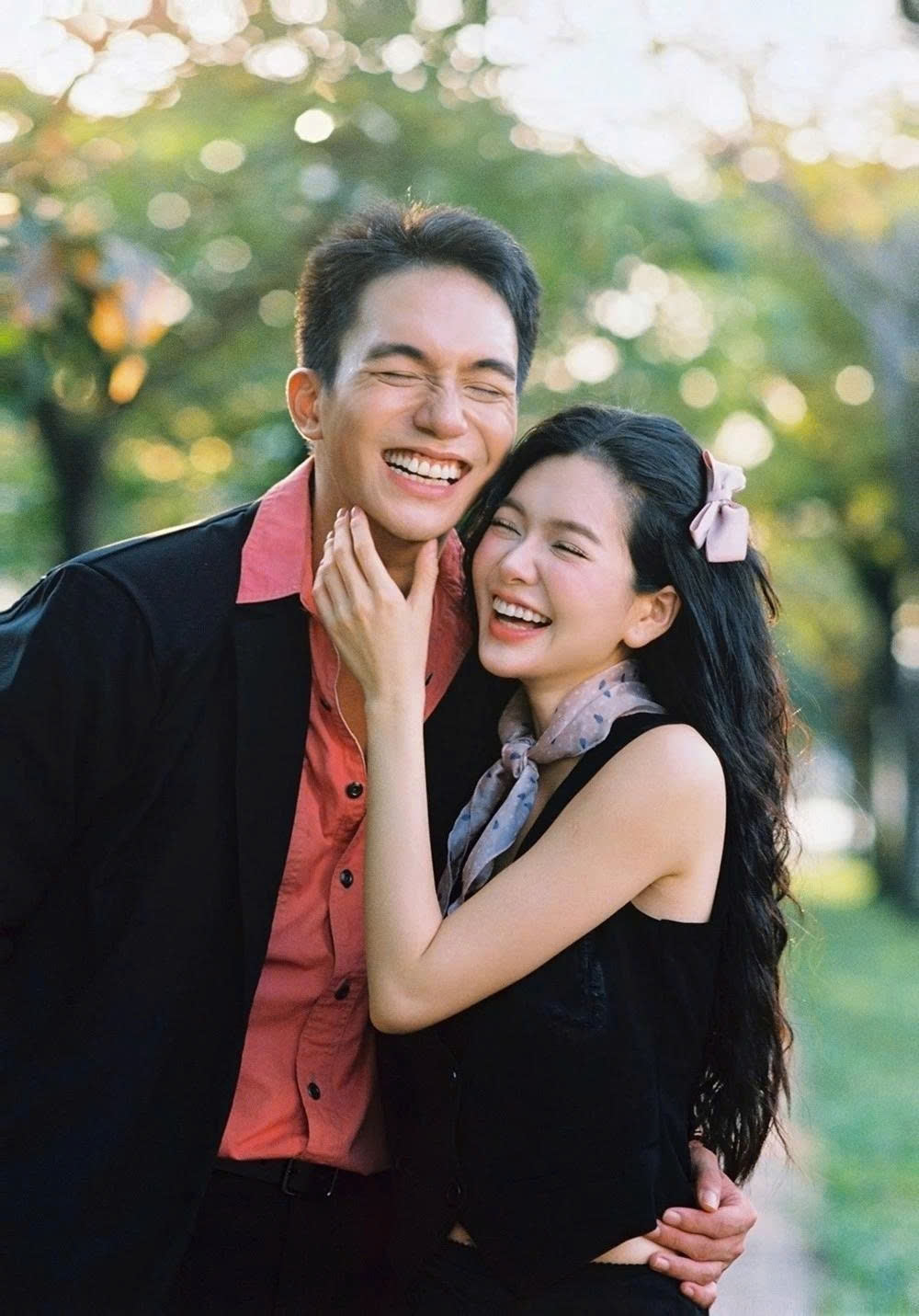 Tháng 2/2025, diễn viên Yên Đan thông báo chia tay diễn viên Đỗ Nhật Hoàng sau 2 năm gắn bó. "Chúng tôi quyết định đi bằng chính đôi chân của mình, không còn sự đồng hành của đối phương. Tôi và Nhật Hoàng trao đổi, thảo luận kỹ để đi đến quyết định dừng lại", Yên Đan viết. Nữ diễn viên “Đi giữa trời rực rỡ” cho biết đây là quyết định khó khăn sau hai năm yêu nhau. Hai người từng là bạn học ở lớp diễn xuất, phát triển tình cảm từ mối quan hệ bạn bè.