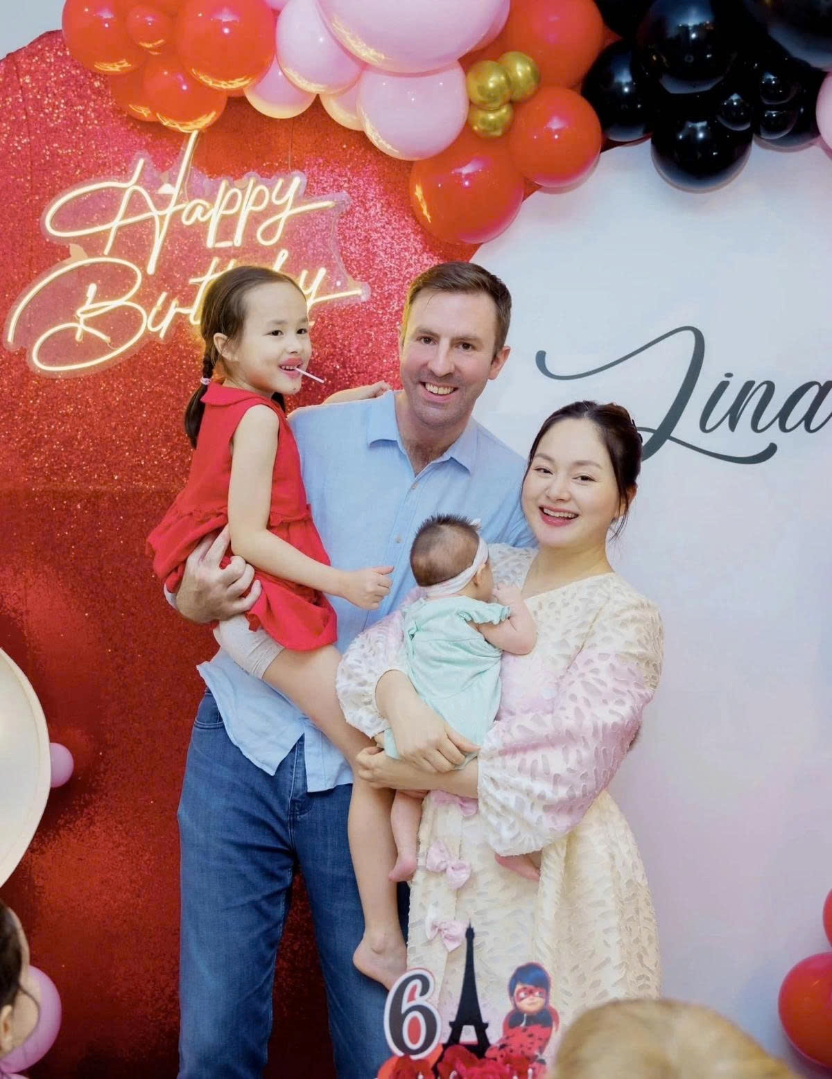 Diễn viên Lan Phương nộp đơn ly hôn đơn phương chồng người Anh, David Duffy từ tháng 5/2025. Trong thời gian chờ giải quyết thủ tục, hai người sống ly thân. Phiên tòa sơ thẩm xử vụ ly hôn của Lan Phương và David Duffy diễn ra vào tháng 9/2025. Tại tòa, Lan Phương và David Duffy thống nhất mâu thuẫn vợ chồng trầm trọng không thể hàn gắn nên đề nghị ly hôn. Toà xử cho nữ diễn viên được quyền nuôi hai con. Sau đó, chồng cũ của nữ diễn viên đã nộp đơn kháng cáo lên toà phúc thẩm.