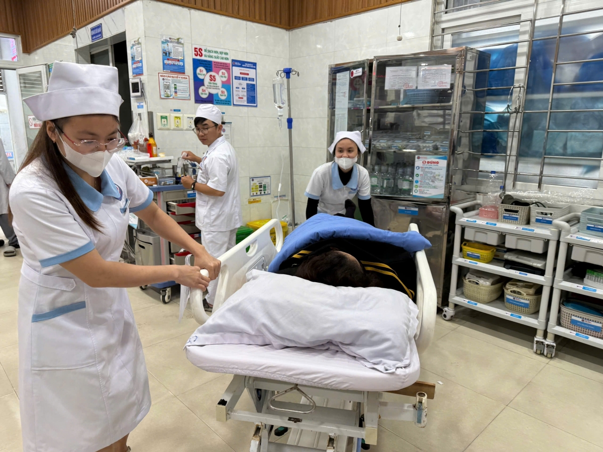 Nhân viên y tế Bệnh viện Đa khoa Phúc Hưng chăm sóc bệnh nhân nghi bị ngộ độc thực phẩm.