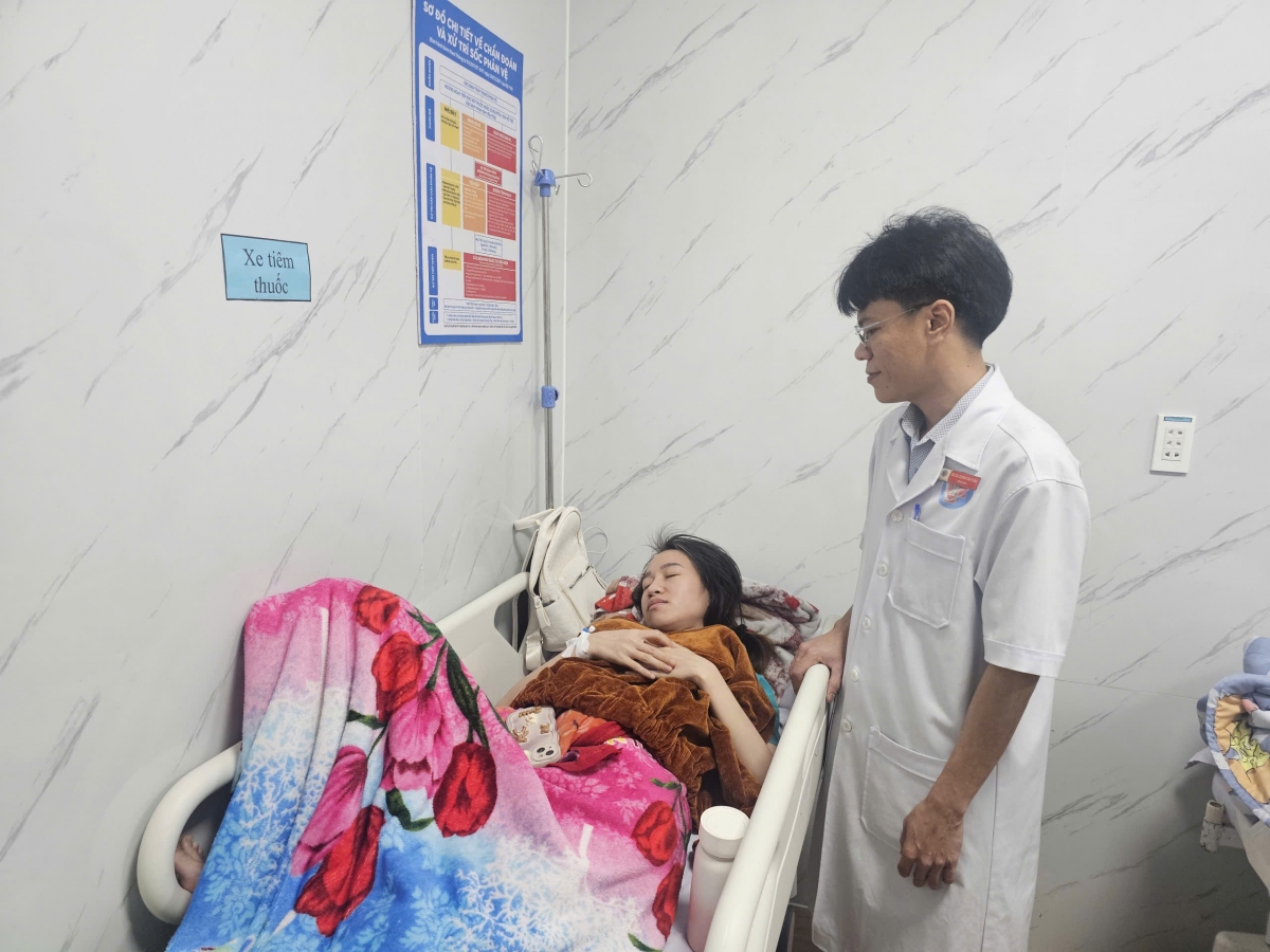 Bác sĩ thăm khám bệnh nhân.