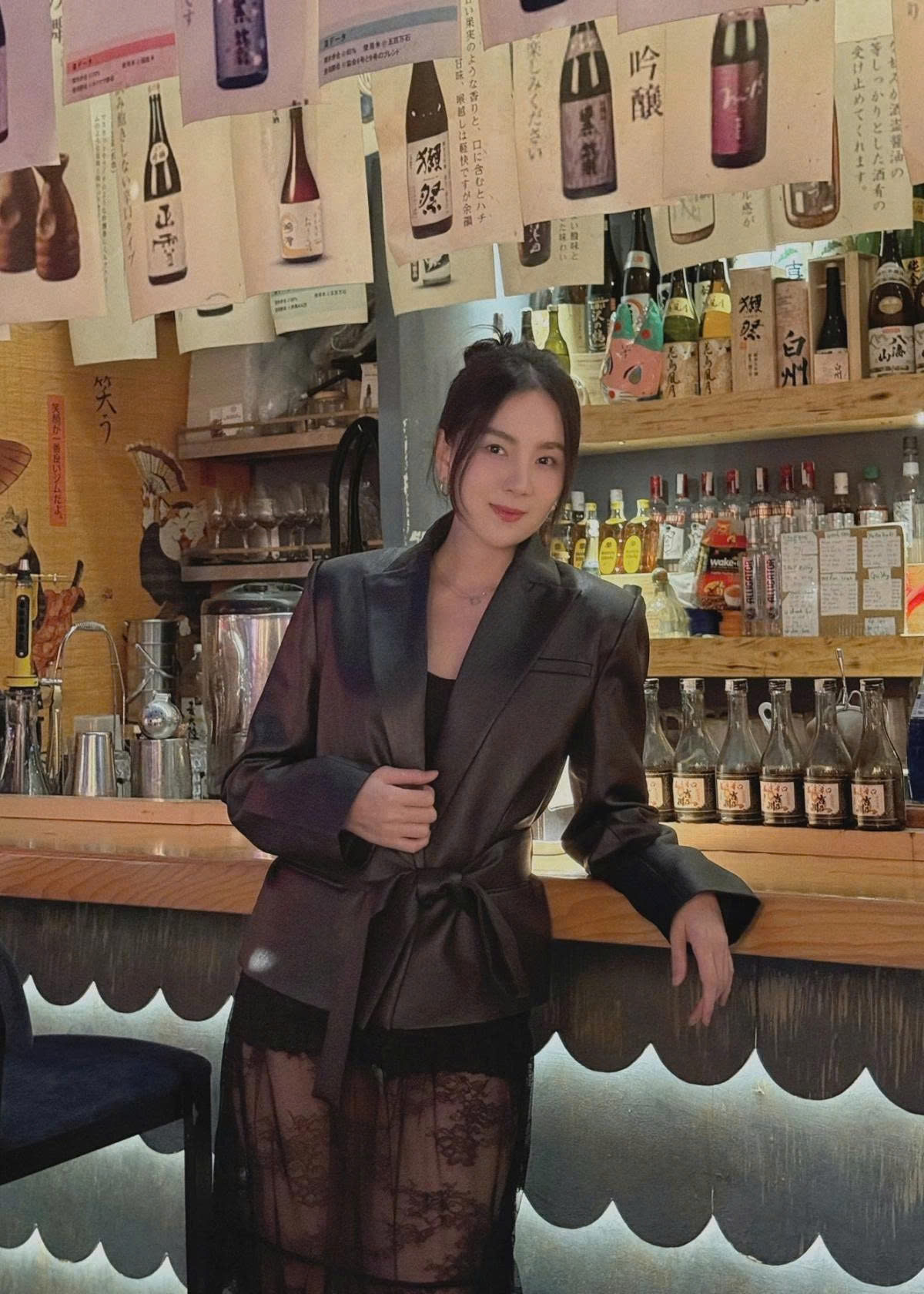 MC Mai Ngọc mặc quần bó phối cùng chân váy ren ngắn gợi cảm, khoe vóc dáng sau gần 8 tháng sinh con đầu lòng.