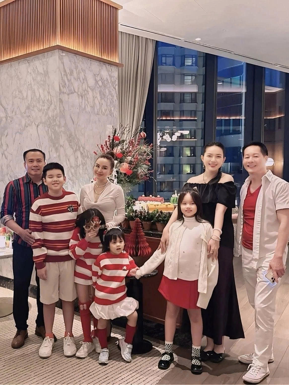 Vợ chồng ca sĩ Vy Oanh cho các con gặp gỡ, vui chơi cùng bé Bồ Câu nhà Phan Như Thảo trước thềm Giáng sinh.