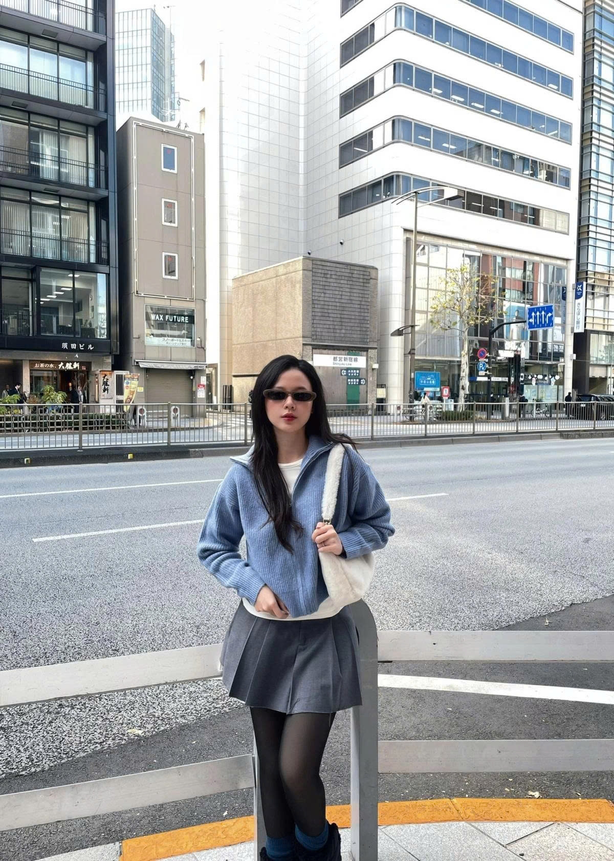 Midu có chuyến du lịch Nhật Bản cùng ông xã. Cô diện trang phục ấm áp, khoe dáng trên đường phố Tokyo.