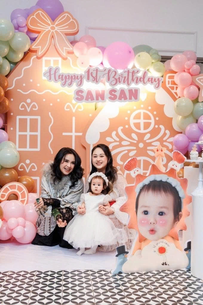 Gia đình ca sĩ Thanh Lam tổ chức sinh nhật cho cháu ngoại - bé Bao Bao - cuối tuần qua. Nhóc tỳ là con gái của Thiện Thanh, con gái chung của Thanh Lam và chồng cũ - nhạc sĩ Quốc Trung.