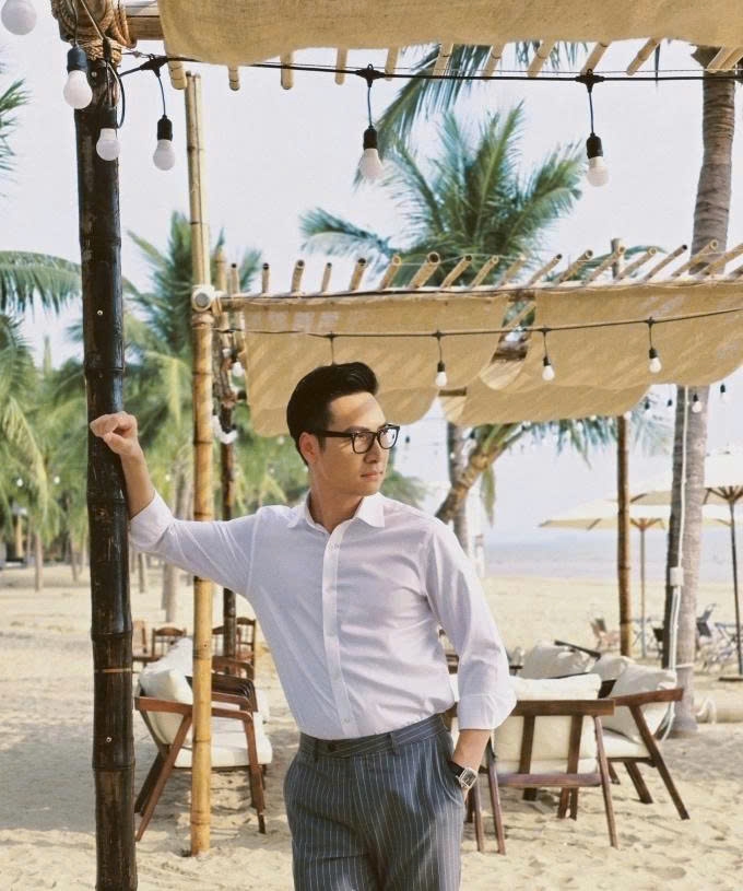 Mạnh Trường hút hơn 10 nghìn lượt Like với tạo hình Chánh văn phòng Ngọc Triển trong phim “Lằn ranh”.